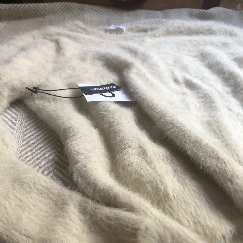 Sweater 🤍Gorgeous smocked cuff boatneck furry - Picture 2 of 12